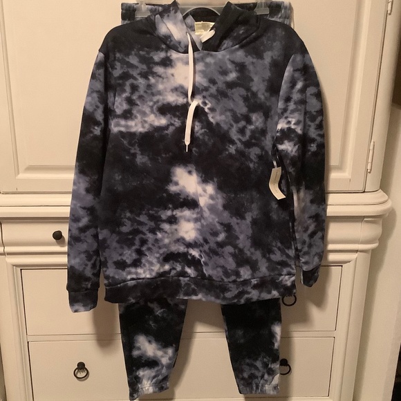 Bobbie Brooks Other - Ladies Medium tie dye jog set, new with tags
